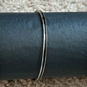 Women’s vintage dainty silver tone bangle bracelet‎ one size measurements shown